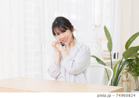部屋でお願いのジェスチャーをする若い女性 部屋でお願いのジェスチャーをする若い女性 74960824