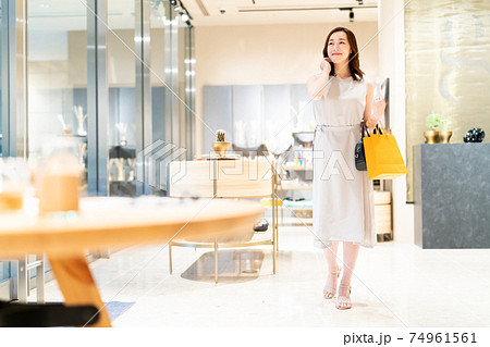 女性 ショッピング 買い物 撮影協力:g GIFT AND LIFESTYL 女性 ショッピング 買い物 撮影協力:g GIFT AND LIFESTYL 74961561