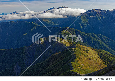 南アルプス・塩見岳から見る朝の仙塩尾根と白峰三山 74961847