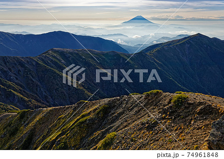 南アルプス・塩見岳から見る朝の富士山と蝙蝠岳 74961848