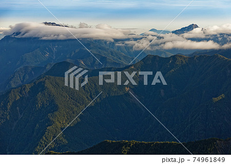 南アルプス・塩見岳から見る雲懸かる仙丈ヶ岳と甲斐駒ヶ岳 南アルプス・塩見岳から見る雲懸かる仙丈ヶ岳と甲斐駒ヶ岳 74961849