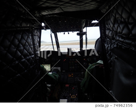 CH-47JA 　チヌーク　自衛隊ヘリコプター　那覇駐屯地　航空自衛隊　ヘリコプター　機内　那覇空港 74962356