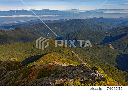 南アルプス・塩見岳から見る塩見小屋と中央アルプス・北アルプスの山並み 南アルプス・塩見岳から見る塩見小屋と中央アルプス・北アルプスの山並み 74962594