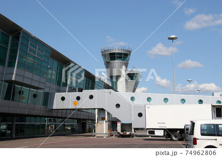 フィンランド ヘルシンキ・ヴァンター国際空港 エプロンのエアバスA321の横から管制塔を望む フィンランド ヘルシンキ・ヴァンター国際空港 エプロンのエアバスA321の横から管制塔を望む 74962806