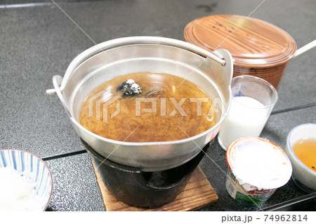 旅館の朝食の味噌汁 74962814