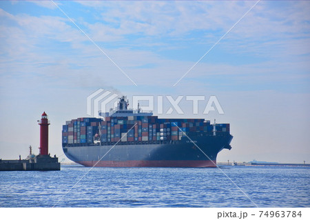 大阪港に入港する大型コンテナ船 大阪港に入港する大型コンテナ船 74963784