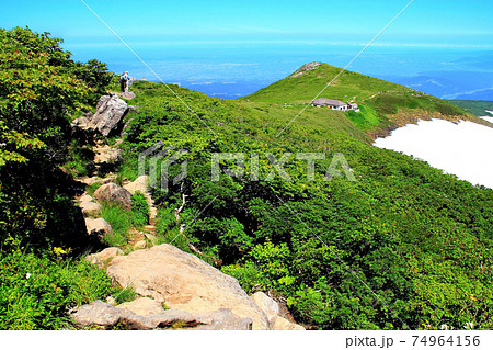 日本百名山 夏の月山 登山道と残雪 日本百名山 夏の月山 登山道と残雪 74964156