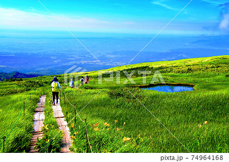 日本百名山 夏の月山 木道 日本百名山 夏の月山 木道 74964168