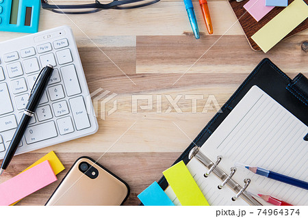 オフィス用品 俯瞰 木目背景撮影素材 74964374