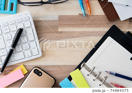 オフィス用品 俯瞰 木目背景撮影素材 74964375