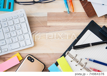 オフィス用品 俯瞰 木目背景撮影素材 74964376