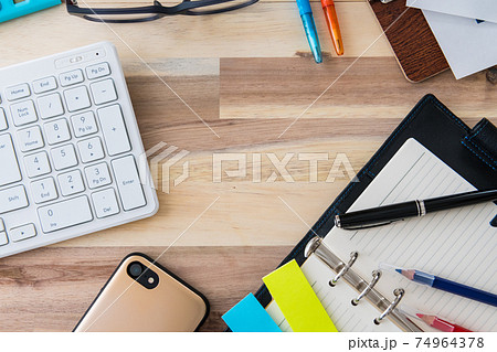 オフィス用品 俯瞰 木目背景撮影素材 74964378