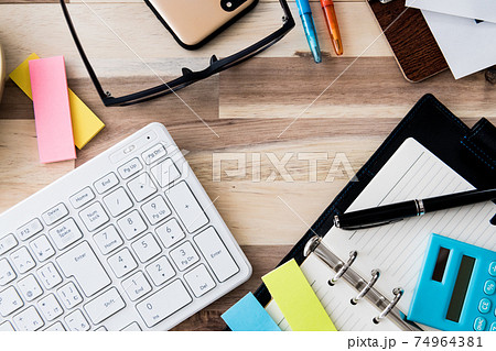 オフィス用品 俯瞰 木目背景撮影素材 74964381