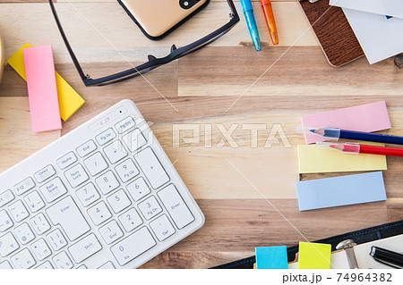 オフィス用品 俯瞰 木目背景撮影素材 74964382