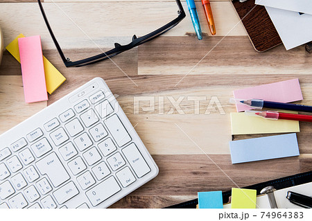 オフィス用品 俯瞰 木目背景撮影素材 74964383