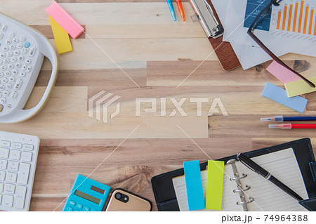 オフィス用品 俯瞰 木目背景撮影素材 74964388