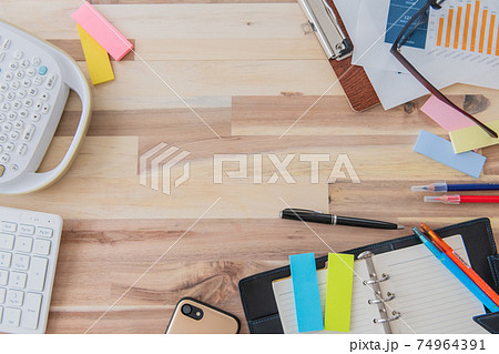 オフィス用品 俯瞰 木目背景撮影素材 74964391