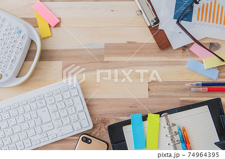 オフィス用品 俯瞰 木目背景撮影素材 74964395