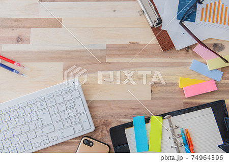 オフィス用品 俯瞰 木目背景撮影素材 74964396
