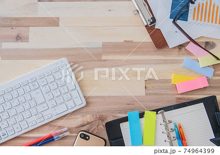 オフィス用品 俯瞰 木目背景撮影素材 74964399