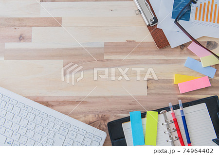 オフィス用品 俯瞰 木目背景撮影素材 74964402