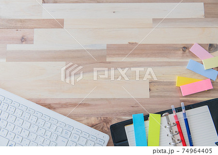 オフィス用品 俯瞰 木目背景撮影素材 74964405