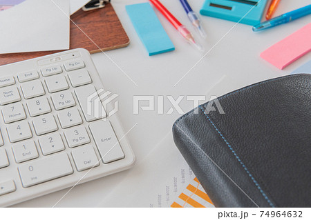 ビジネス用品 俯瞰撮影 白背景素材 ビジネス用品 俯瞰撮影 白背景素材 74964632