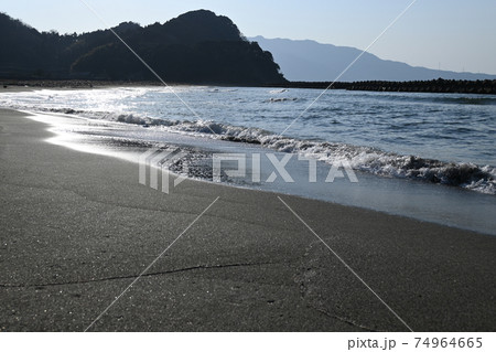敦賀横浜海水浴場 ゴミでいっぱいの海水浴場 美しい砂浜の写真素材 74964665 Pixta