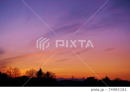 夕焼け空と遠くの山脈と木々の影のコントラスト 夕焼け空と遠くの山脈と木々の影のコントラスト 74965161