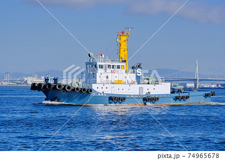港湾の力持ちタグボートの航行 74965678