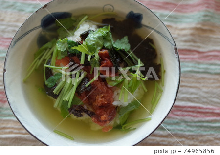 梅干しと三つ葉のお茶漬け 梅干しと三つ葉のお茶漬け 74965856