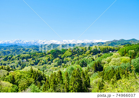 小川村・アルプス展望デッキから望む北アルプス（春） 74966037