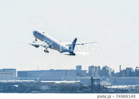 空港の風景　離陸中の飛行機と工場群　東京都大田区 74966140
