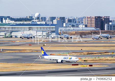 空港の風景 タキシング中の飛行機 東京都大田区 空港の風景 タキシング中の飛行機 東京都大田区 74966252