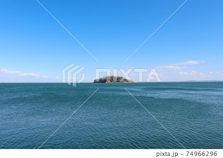 東京湾と猿島（神奈川県横須賀市） 74966296