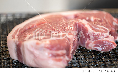 豚肉 肩ロース かたまり 七輪 備長炭 で炭火焼きの写真素材 74966363 Pixta