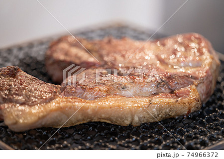 豚肉（肩ロース）かたまり　七輪（備長炭）で炭火焼き 74966372