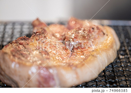 豚肉（肩ロース）かたまり　七輪（備長炭）で炭火焼き 74966385