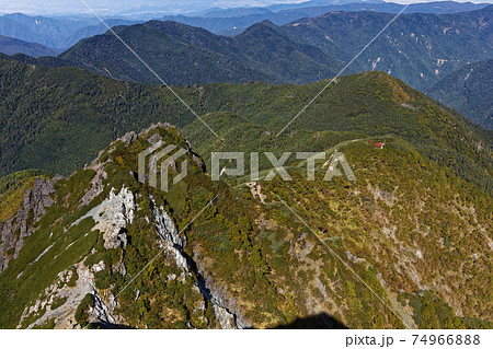 南アルプス・塩見岳稜線から見る天狗岩と塩見小屋 74966888