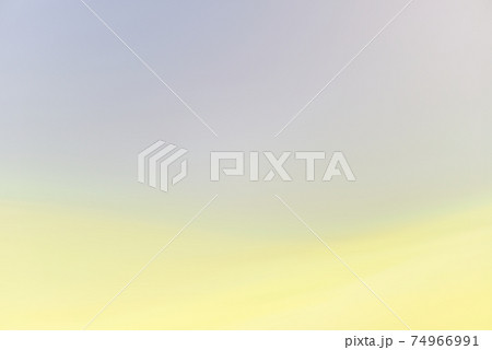 黄色と青紫色の淡い色のグラデーション背景 背景素材の写真素材
