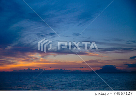 桜島と夕焼けが映り込む海面 桜島と夕焼けが映り込む海面 74967127
