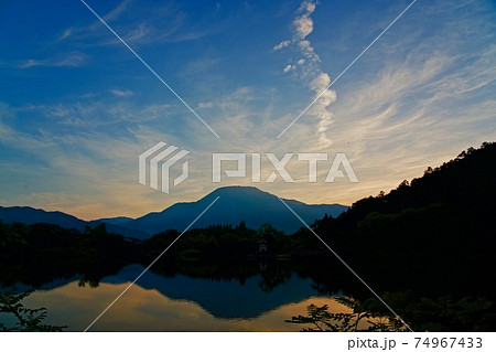 三島池から見る伊吹山　朝焼け 74967433