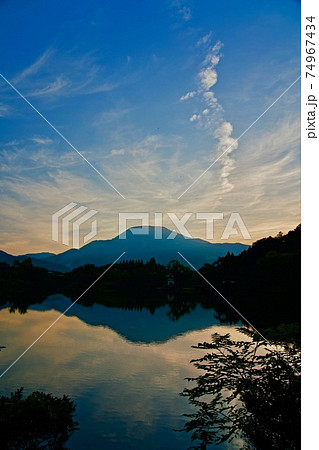 三島池から見る伊吹山 朝焼け 三島池から見る伊吹山 朝焼け 74967434