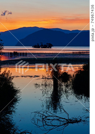 夕暮れに染まる琵琶湖 74967436
