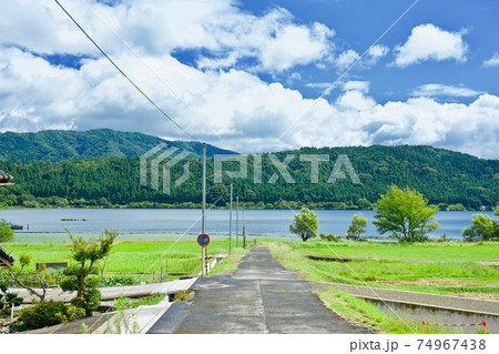 余呉湖へと続く道 74967438