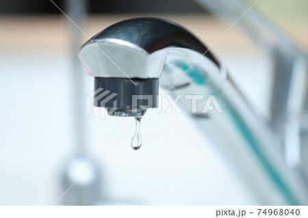 故障して水道水が出ない蛇口 74968040