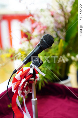 式典の壇上の花とマイク 式典の壇上の花とマイク 74968422