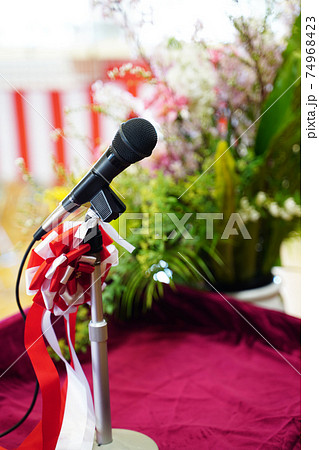 式典の壇上の花とマイク 74968423