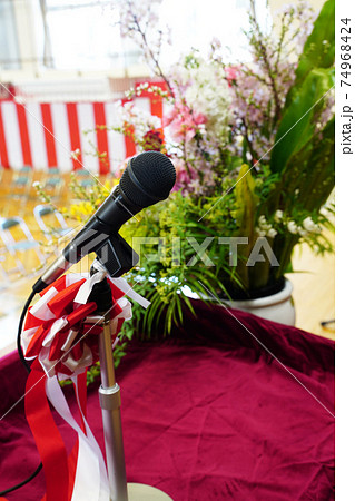 式典の壇上の花とマイク 74968424