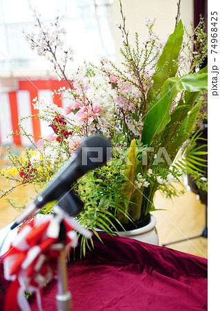 式典の壇上の花とマイク 74968425